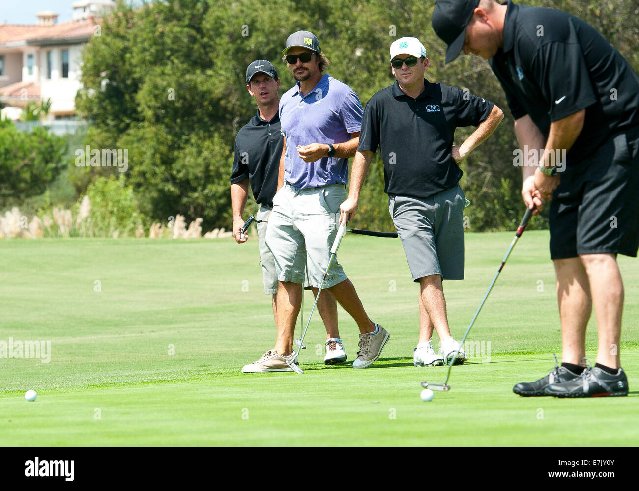 Dana Point, California, Stati Uniti d'America. 7 Sep, 2014. -Teemu Selanne orologi come un compagno di squadra imposta il suo putt sul quinto green presso la Monarch Beach Golf Links in Dana Point, California la mattina di domenica 7 settembre, 2014. --- Anaheim Duck Team capitano Ryan Getzlaf ha ospitato il quarto Annual Getzlaf Golf Shootout a Monarch Beach Golf Links di domenica. Il beneficio andrà a finanziare una cura per la distrofia muscolare di Duchenne, un deperimento muscolare malattia effettuare 1 in ogni 3.500 ragazzi. © David Bro/ZUMA filo/Alamy Live News Foto Stock