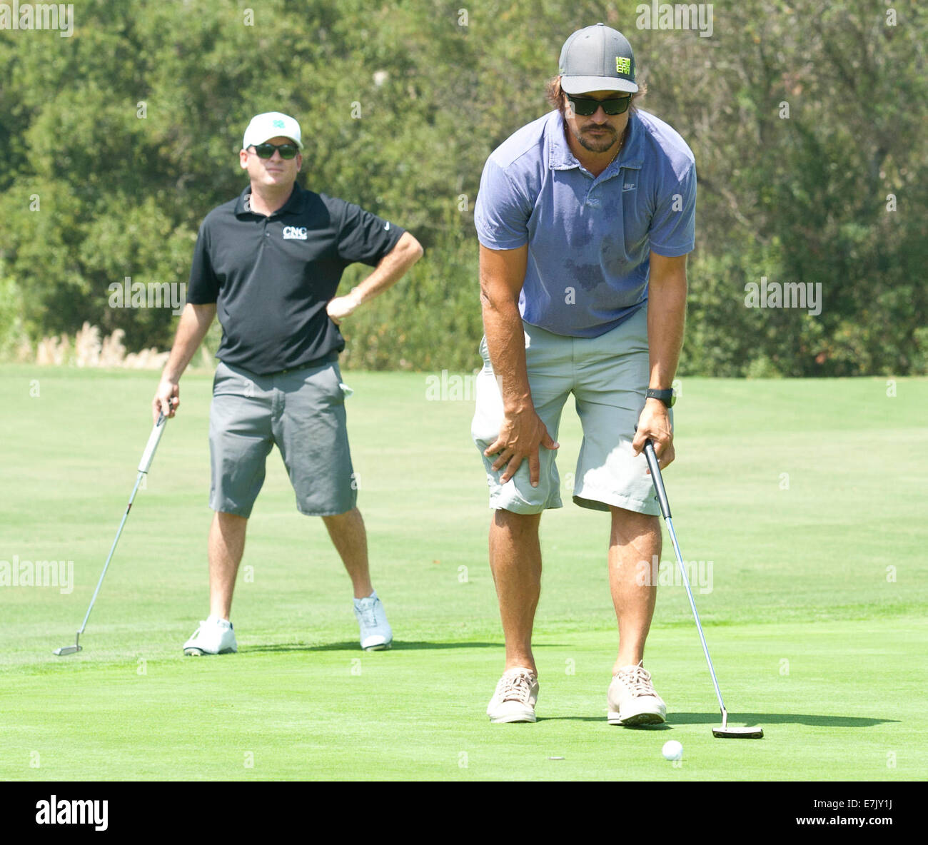 Dana Point, California, Stati Uniti d'America. 7 Sep, 2014. -Teemu Selanne imposta e putt sul quinto green presso la Monarch Beach Golf Links in Dana Point, California la mattina di domenica 7 settembre, 2014. --- Anaheim Duck Team capitano Ryan Getzlaf ha ospitato il quarto Annual Getzlaf Golf Shootout a Monarch Beach Golf Links di domenica. Il beneficio andrà a finanziare una cura per la distrofia muscolare di Duchenne, un deperimento muscolare malattia effettuare 1 in ogni 3.500 ragazzi. © David Bro/ZUMA filo/Alamy Live News Foto Stock