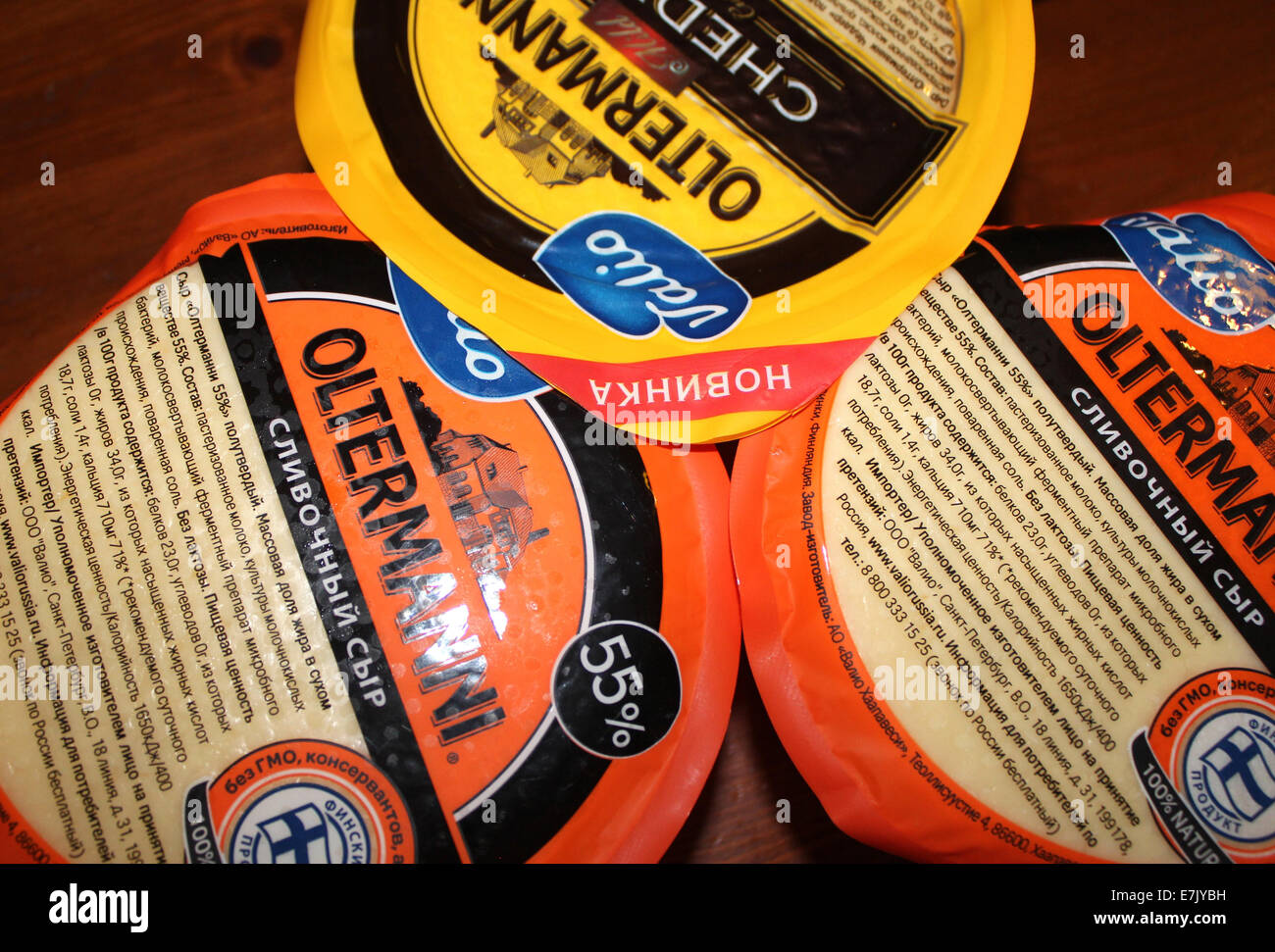 Helsinki, Finlandia. 19 settembre 2014. La nuova ondata di "formaggio Putin" con etichette russe arriva nei negozi finlandesi giovedì. L'azienda lattiero-casearia finlandese Valio discarica i prodotti che non sono più esportati in Russia nei negozi del suo mercato di´s con prezzi scontati. Prima delle sanzioni dell’UE, secondo YLE, circa un quinto del fatturato di Valio proveniva dalle esportazioni verso la Russia. Credit: Heini Kettunen/Alamy Live News Foto Stock