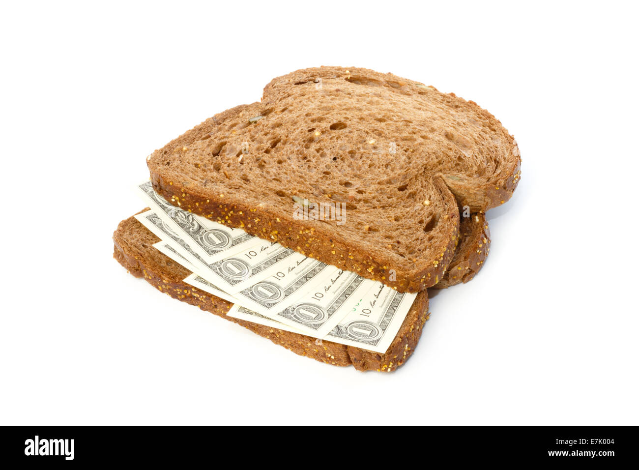 Due fette di pane marrone con noi le fatture del dollaro diffuso a sandwich Foto Stock