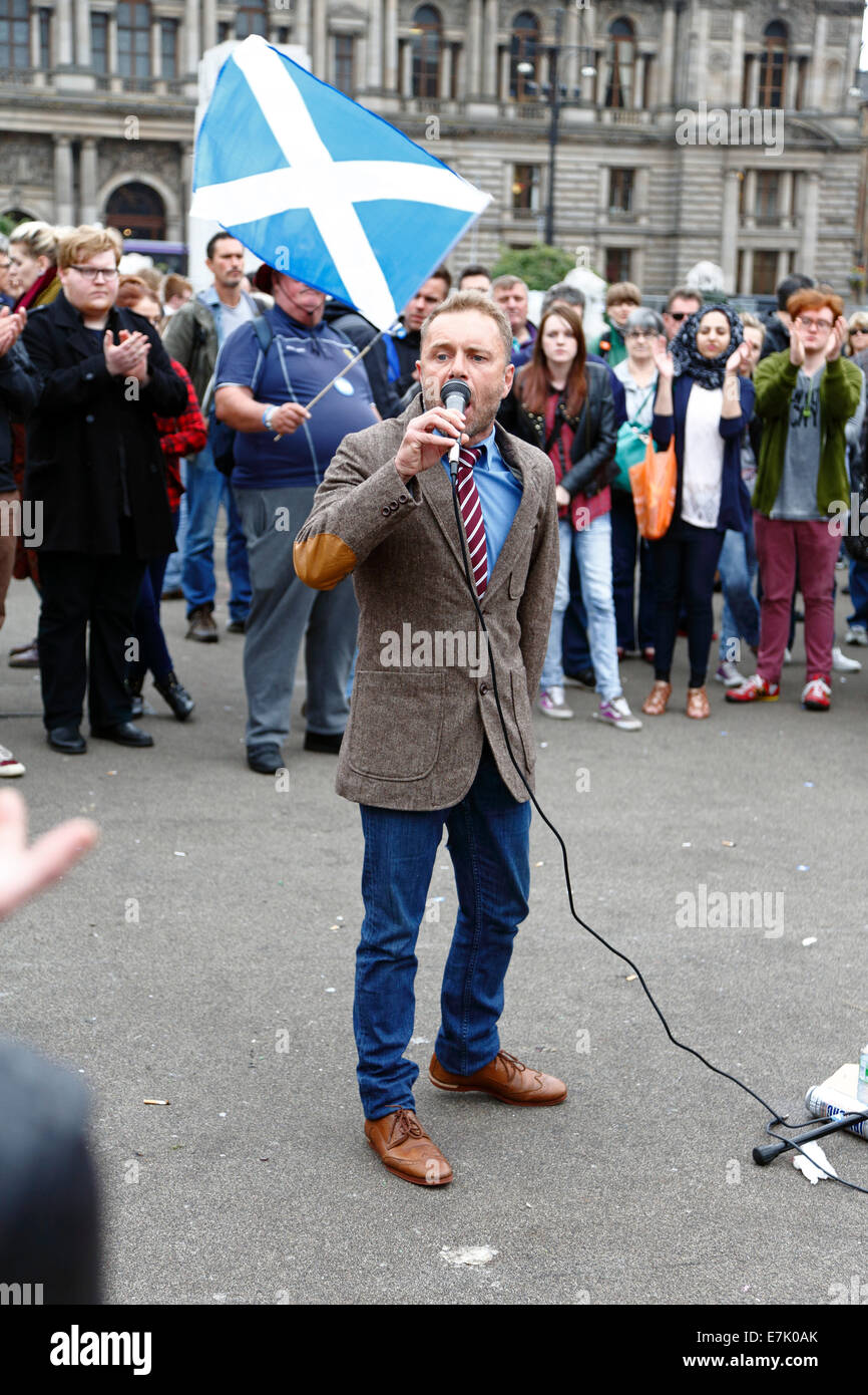 George Square, Glasgow, Scozia, Regno Unito, venerdì 19 settembre 2014. Il giorno dopo che la Scozia ha votato nel referendum di indipendenza Sì i sostenitori si riuniscono su George Square nel centro della città Foto Stock