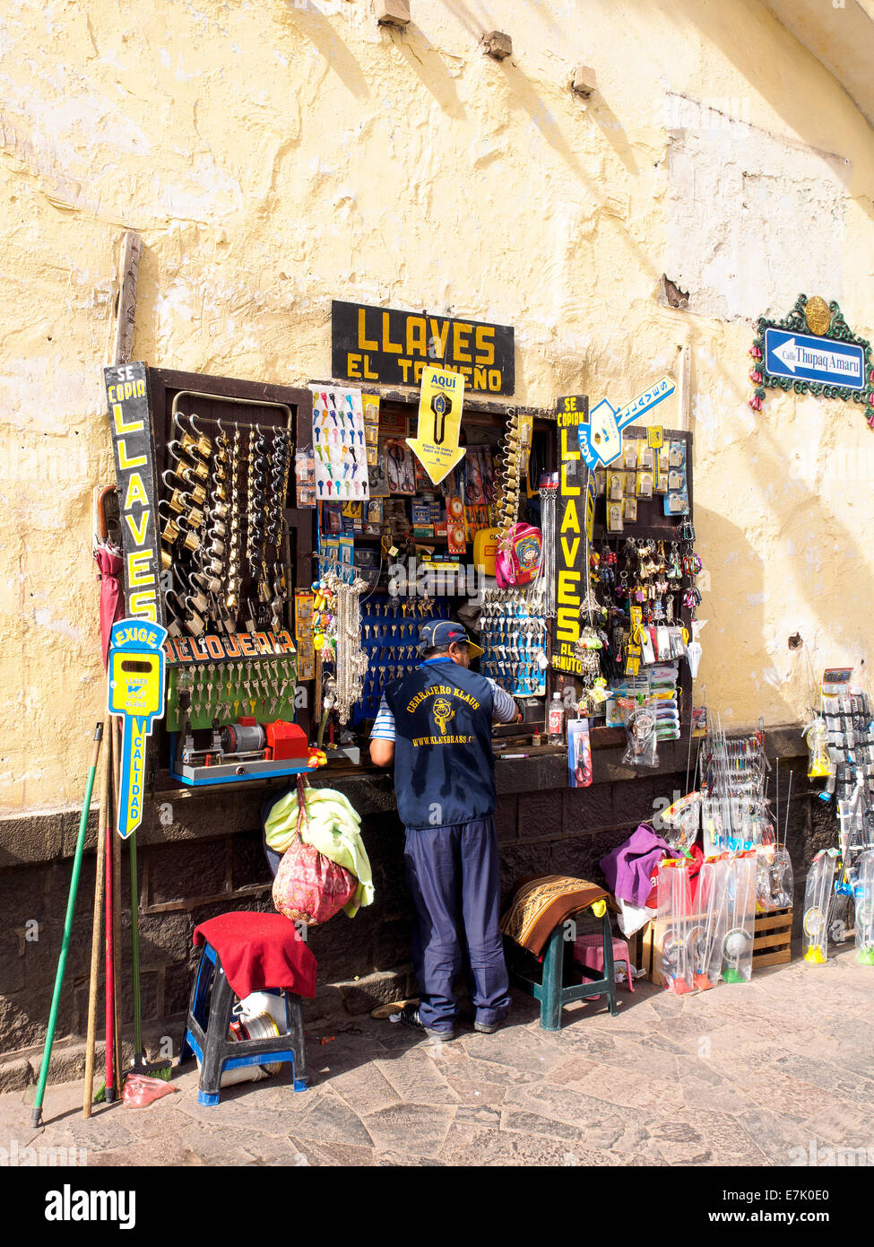 Negozio di fabbro in calle Thupaq Amaru - Cuzco, Perù Foto Stock
