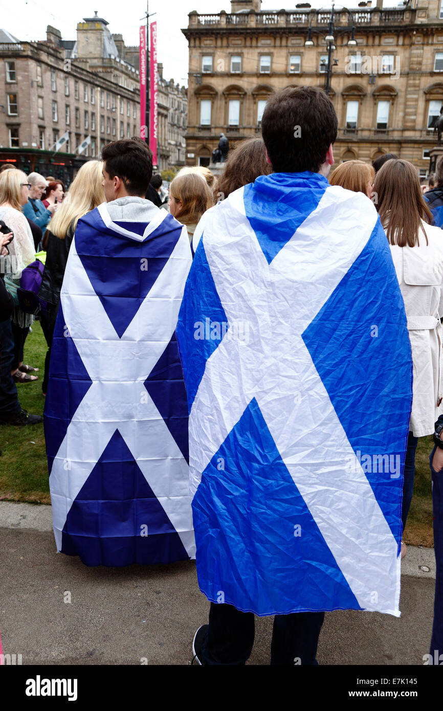 George Square, Glasgow, Scozia, Regno Unito, venerdì 19 settembre 2014. Il giorno dopo che la Scozia ha votato nel referendum di indipendenza Sì i sostenitori si riuniscono su George Square nel centro della città di Glasgow. Foto Stock