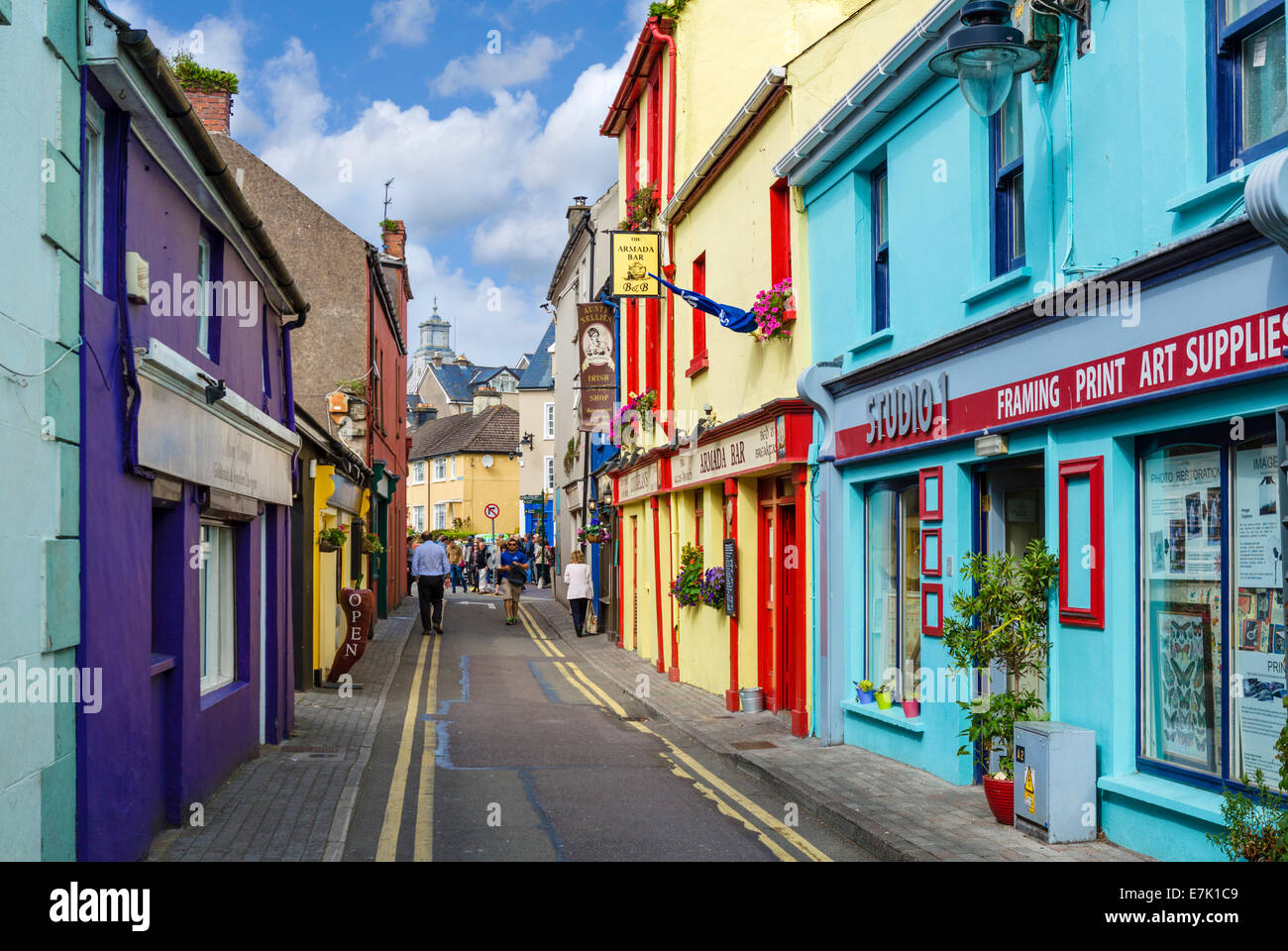 I negozi e i bar sulla corsia di Mercato nel centro della città, Kinsale, County Cork, Repubblica di Irlanda Foto Stock