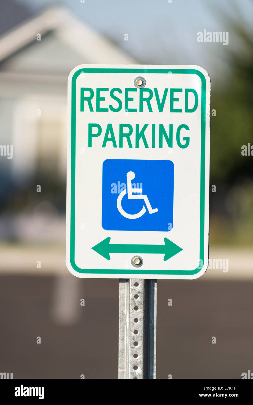 Parcheggio riservato per portatori di handicap di segno. Foto Stock
