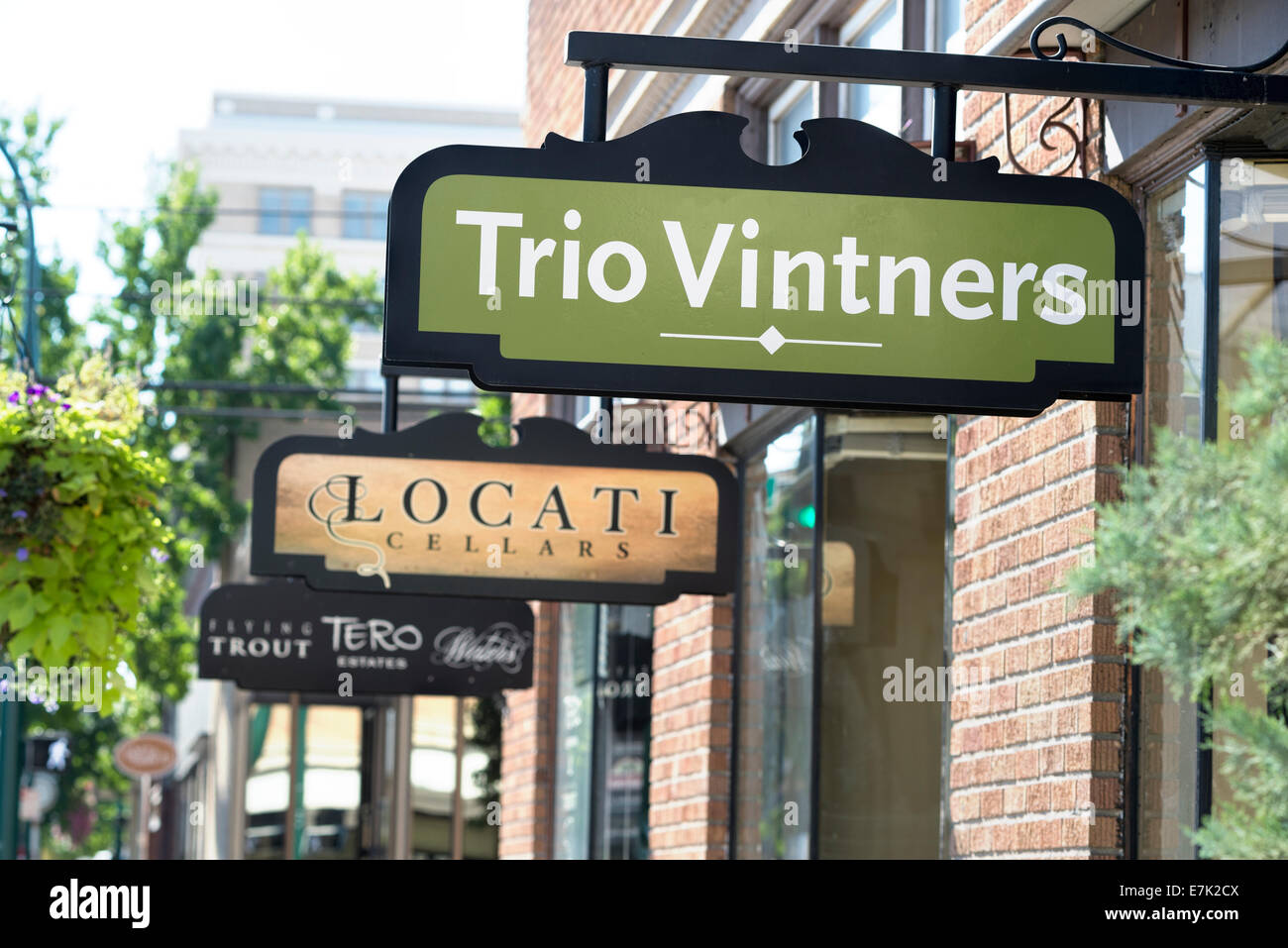 I segni nella parte anteriore del sale di degustazione vino in downtown Walla Walla Washington. Foto Stock