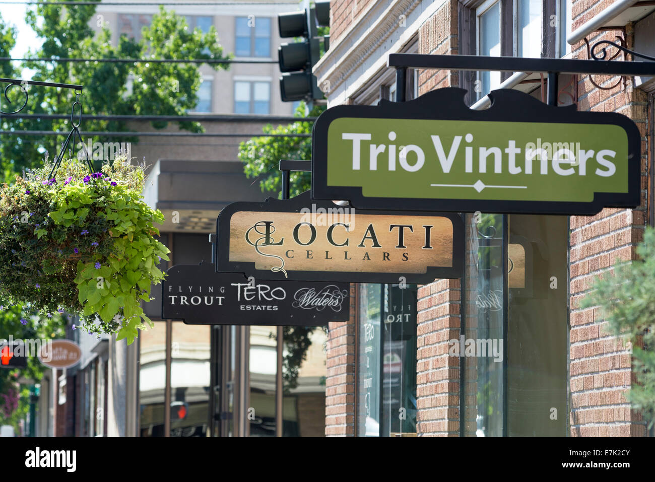 I segni nella parte anteriore del sale di degustazione vino in downtown Walla Walla Washington. Foto Stock
