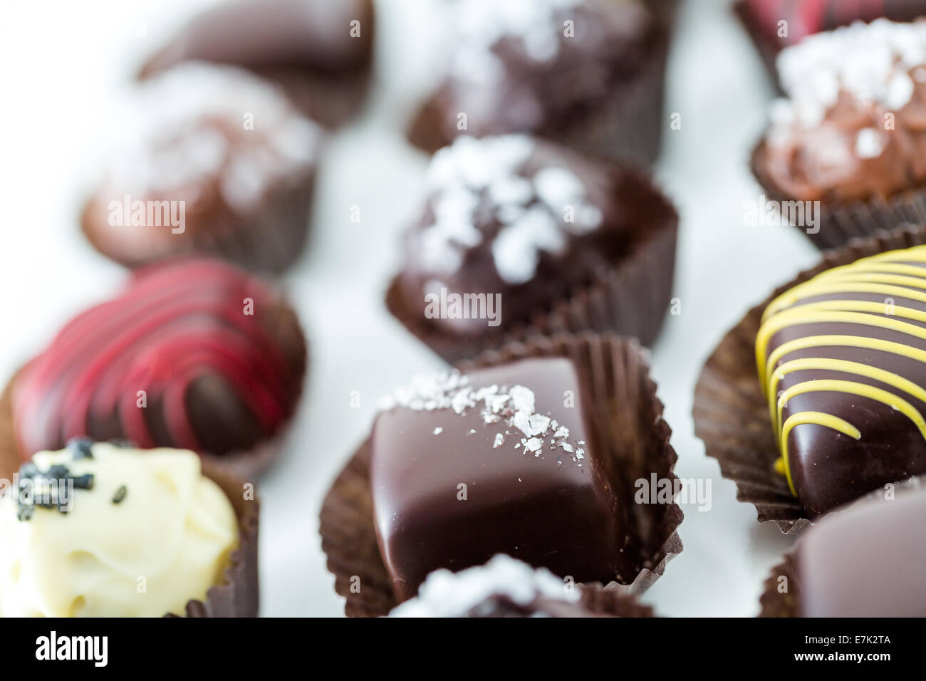 Deliziosi tartufi di cioccolato fatto a mano da professional chocolatier. Foto Stock