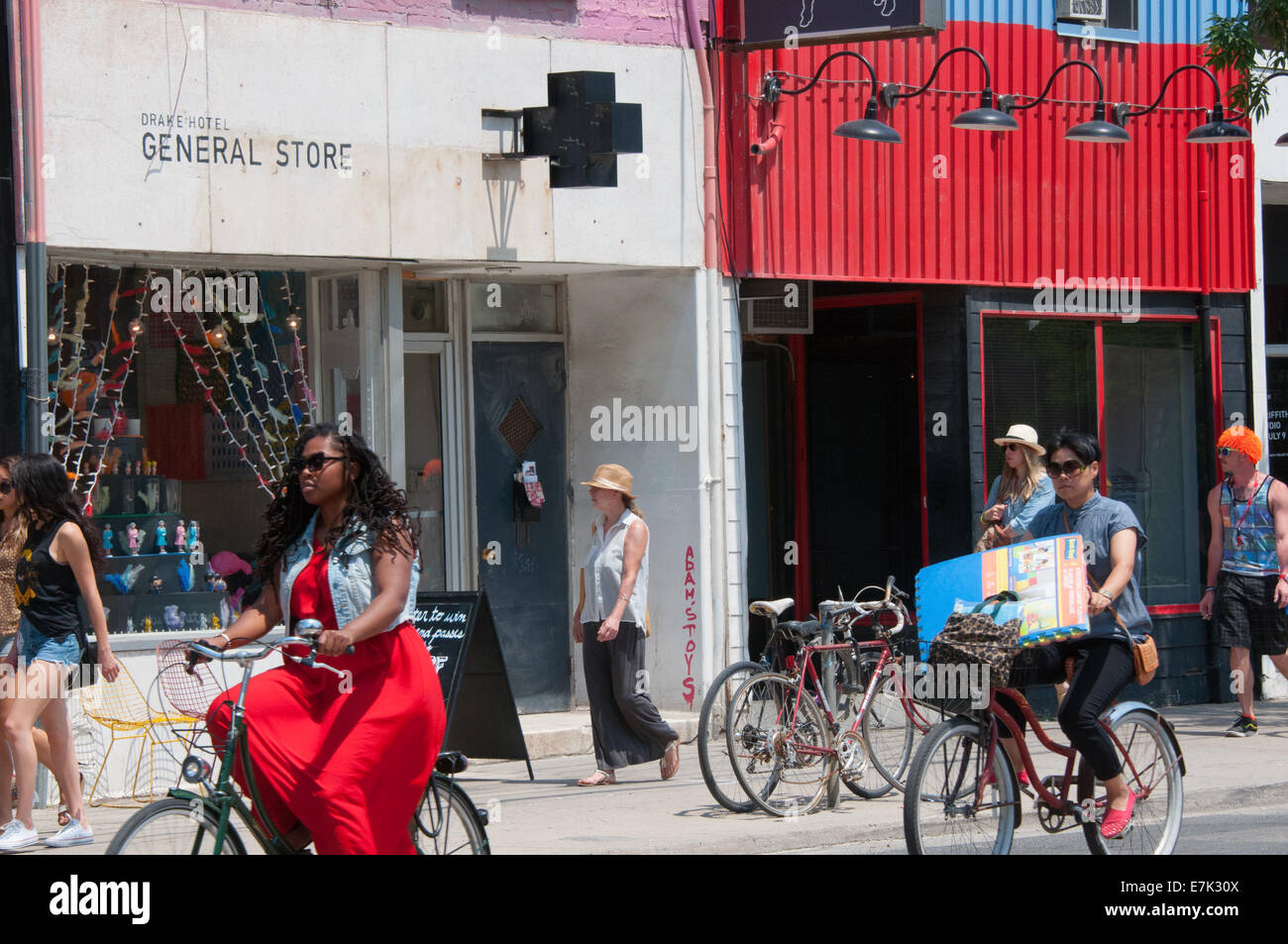 Scena di strada Queen Street Downtown Toronto Foto Stock