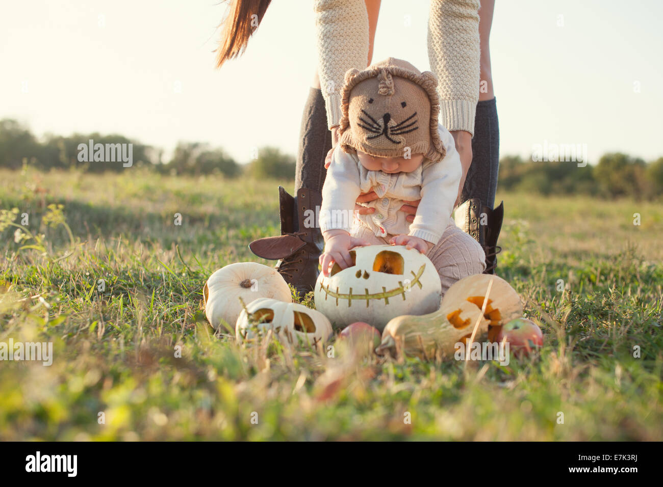 Little baby vedendo la zucca di Halloween prima volta Foto Stock