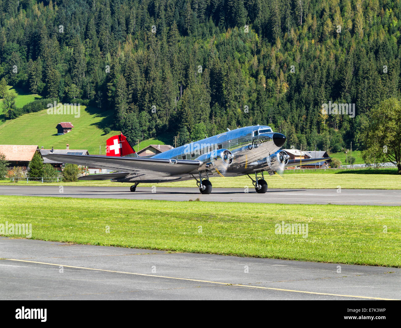 Un restaurato la Swissair Douglas DC-3 aereo sulla pista di un aeroporto tra le montagne della Svizzera centrale Foto Stock