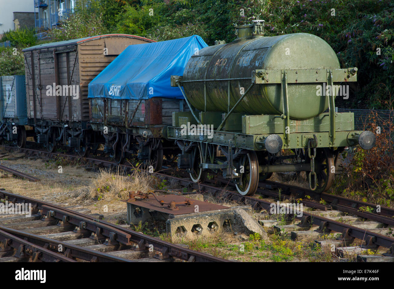 Vecchi vagoni ferroviari su un lato via lungo le banchine di Bristol, Bristol, Inghilterra Foto Stock
