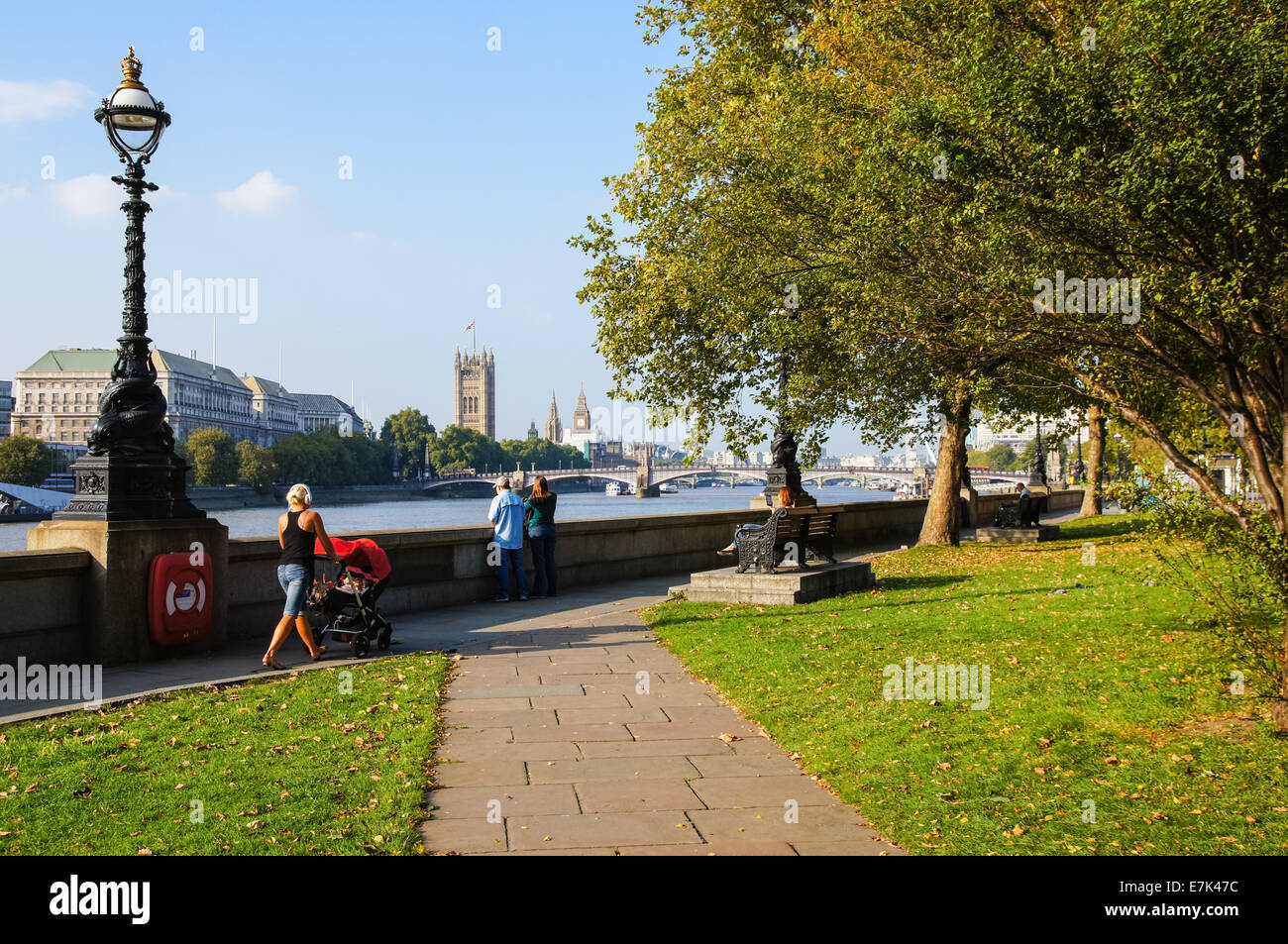 La gente camminare lungo il fiume Tamigi su Albert Embankment in Londra England Regno Unito Regno Unito Foto Stock