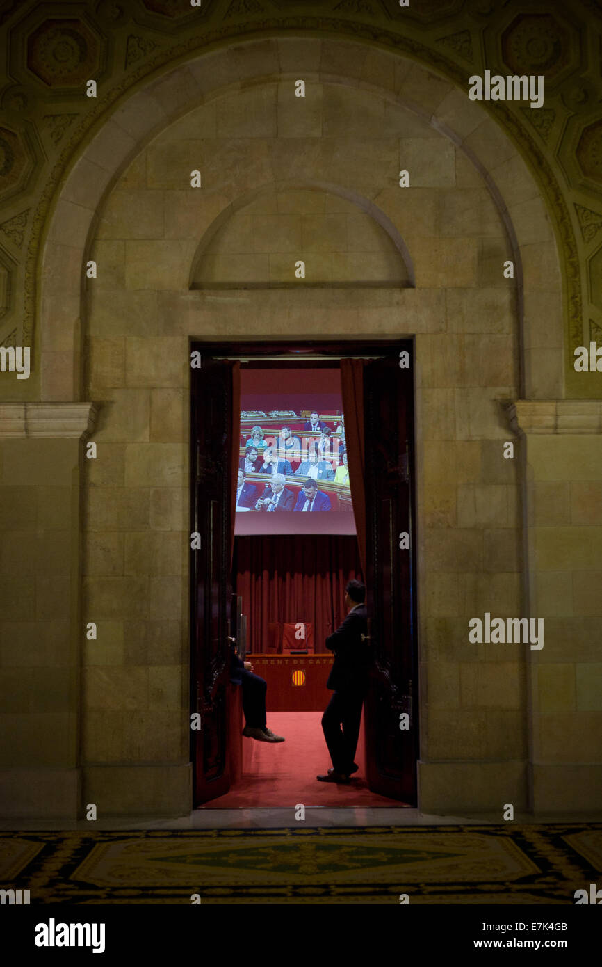 Barcellona, Spagna. 19 Settembre, 2014. I lavoratori del parlamento catalano guarda la discussione del referendum diritto in una stanza con uno schermo televisivo.Parlamento catalano ha votato oggi per approvare la legge che consente di chiamare su di un referendum di autodeterminazione. Credito: Jordi Boixareu/Alamy Live News Foto Stock