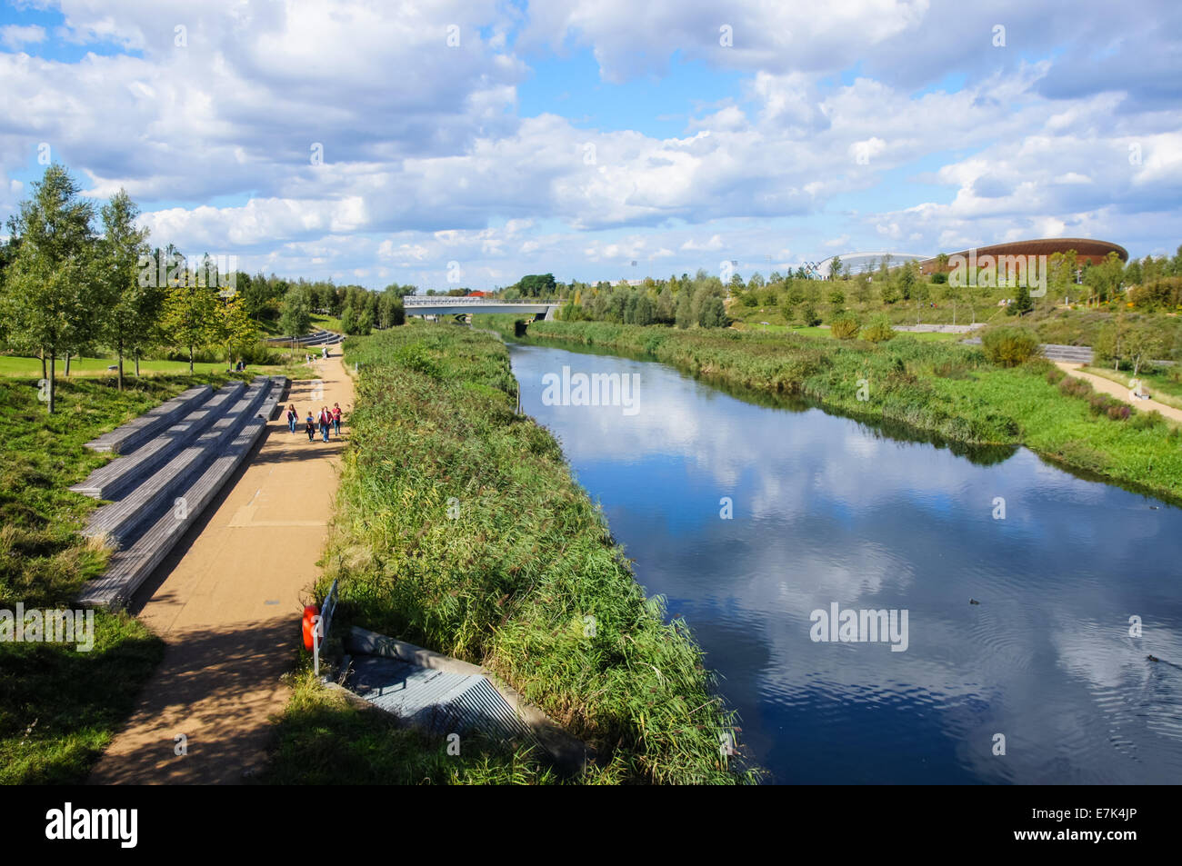 Fiume Lea al Queen Elizabeth Olympic Park Londra Inghilterra Regno Unito Foto Stock Fiume Lea al Queen Elizabeth Olympic Park Londra Inghilterra Regno Unito Foto Stock