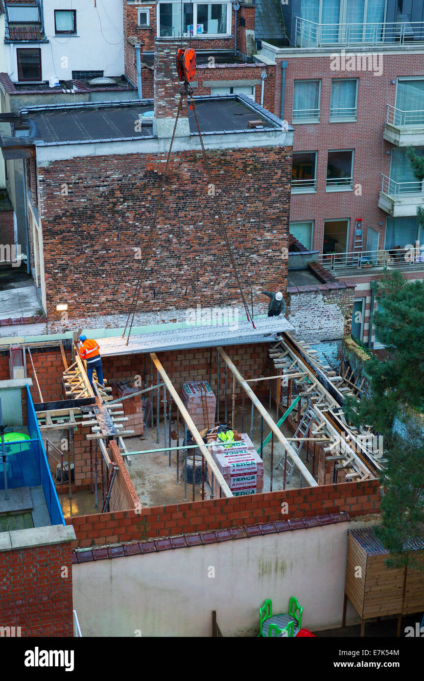 Lavoratori edili posizionamento prefabbricati in calcestruzzo i pannelli di pavimento sul sito di costruzione Foto Stock