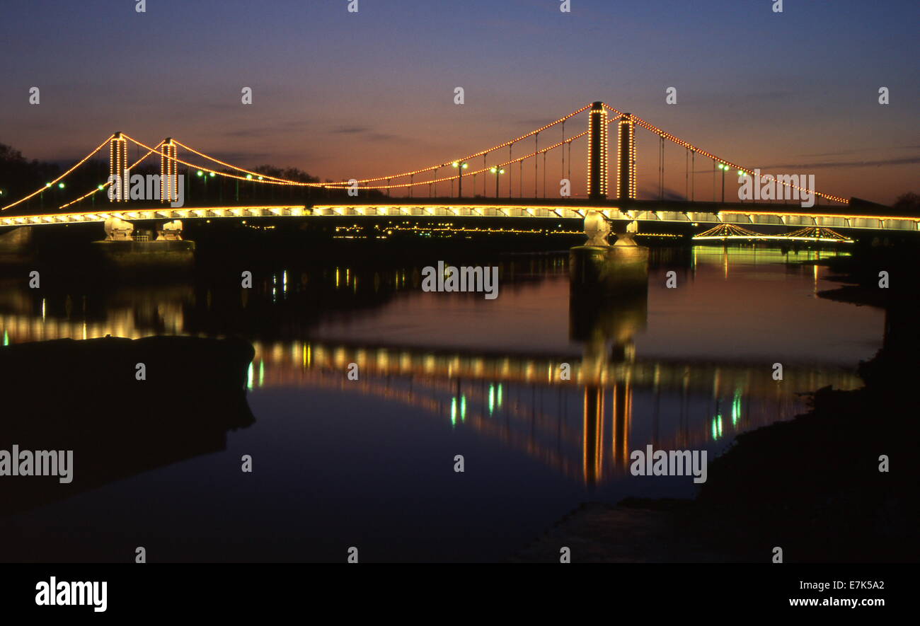 Chelsea Bridge al tramonto a Londra Foto Stock
