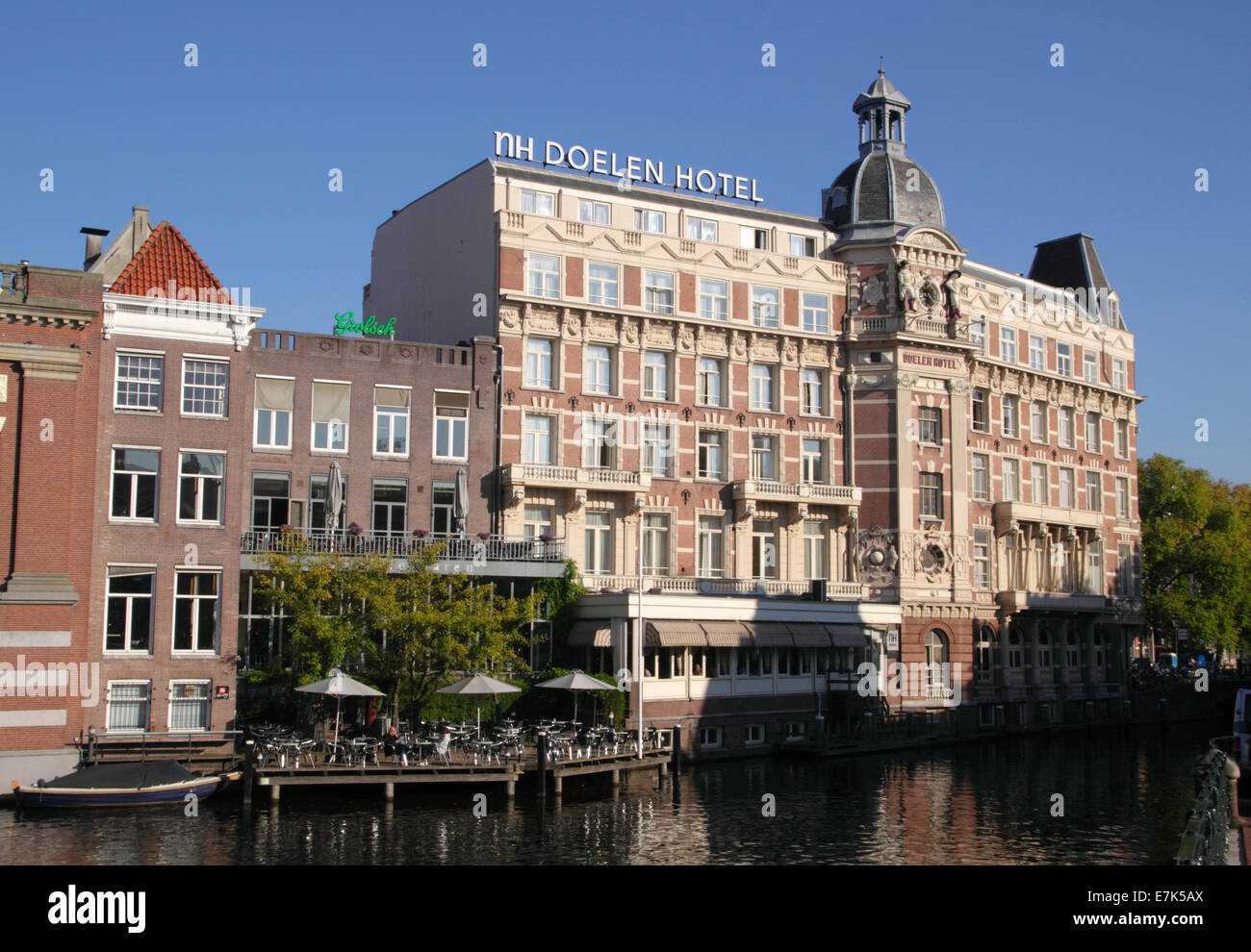 Il NH Doelen Hotel nel vecchio quartiere lato Amsterdam Olanda Foto Stock