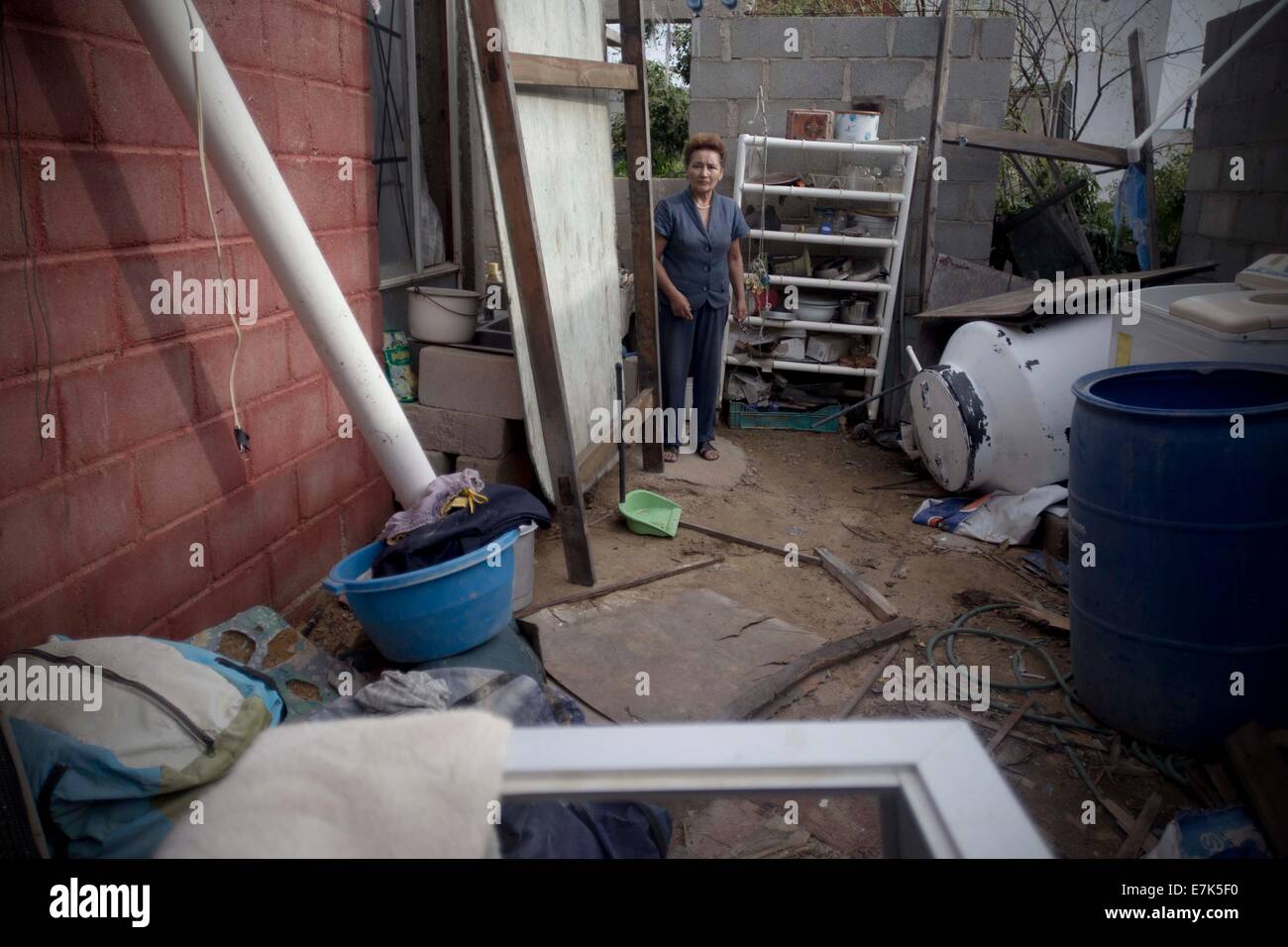 Los Cabos, Messico. Xix Sep, 2014. Una donna che guarda la sua casa danneggiata dopo il passaggio dell uragano Odile, a Los Cabos, nello stato di Baja California, Messico, sul Sett. 19, 2014. L'Uragano Odile sinistra decine di case colpite, come pure i pali dell'elettricità e i cartelloni pubblicitari. © Alejandro Ayala/Xinhua/Alamy Live News Foto Stock