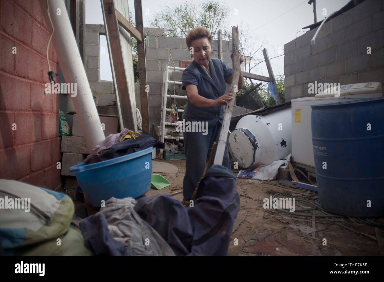 Los Cabos, Messico. Xix Sep, 2014. Una donna le riparazioni della sua casa dopo il passaggio dell uragano Odile, a Los Cabos, nello stato di Baja California, Messico, sul Sett. 19, 2014. L'Uragano Odile sinistra decine di case colpite, come pure i pali dell'elettricità e i cartelloni pubblicitari. © Alejandro Ayala/Xinhua/Alamy Live News Foto Stock
