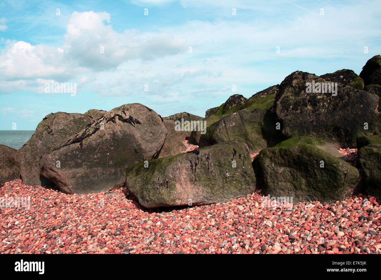 Fotografia a infrarossi di costa rocciosa Foto Stock