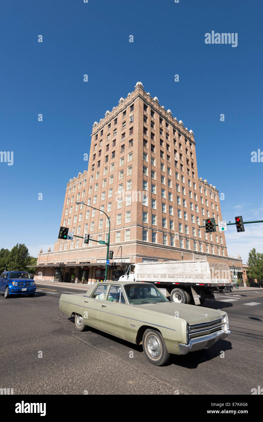 Scena di strada di fronte allo storico Marcus Whitman Hotel nel centro cittadino di Walla Walla Washington. Foto Stock