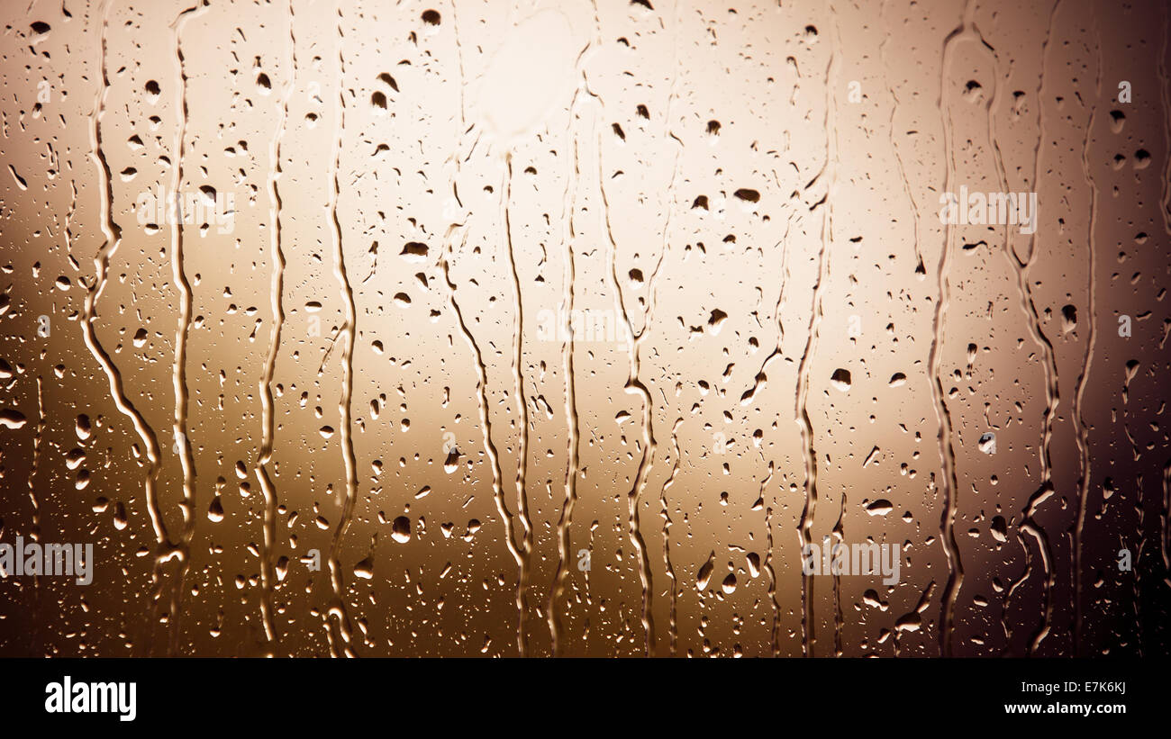 Primo piano della acqua gocce cadute di gocce di pioggia sulla finestra di vetro come texture di sfondo. In caso di pioggia. Foto Stock