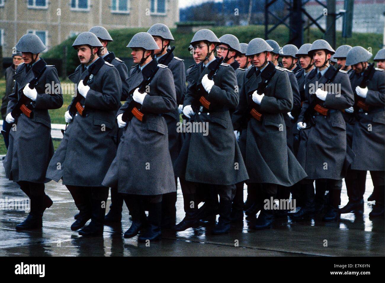 Bad Salzungen, Germania orientale. Il 9 febbraio, 1990. Soldati provenienti da Oriente Esercito Tedesco (NVA) durante la cerimonia che segna il quarantesimo anniversario della Germania Est durante una celebrazione sulla loro base nel febbraio 9, 1990 a Bad Salzungen, Germania orientale. Dopo l'apertura dell'intra-confine tedesco, l'Oriente esercito tedesco è diventato frammentato con gli ufficiali di carriera e uomini arruolati lasciando per spostarsi all'occidente. ©1989 Scott A. Miller. © Scott A. Miller/ZUMA filo/ZUMAPRESS.com/Alamy Live News Foto Stock
