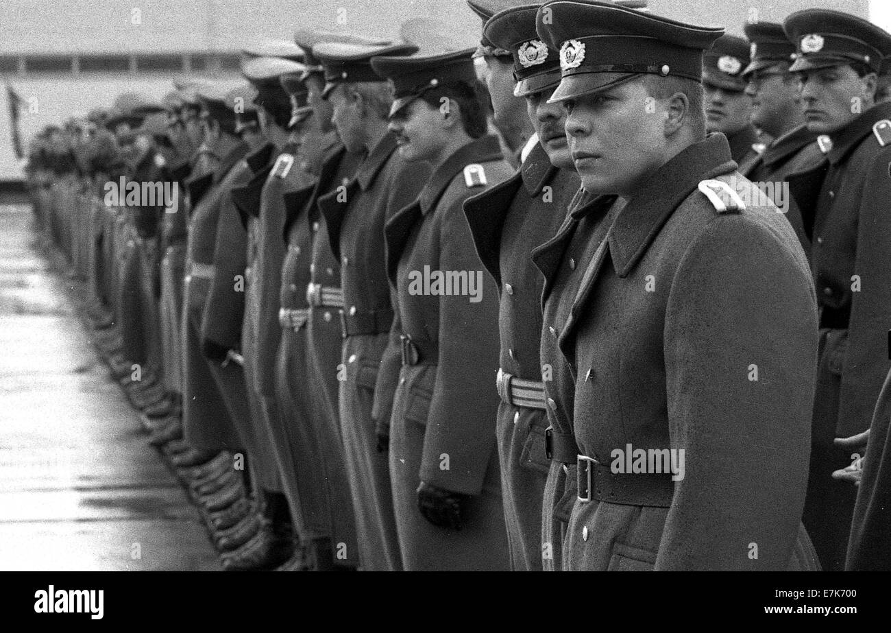 Bad Salzungen, Germania orientale. Il 22 settembre, 2009. Soldati provenienti da Oriente Esercito Tedesco (NVA) durante la cerimonia che segna il quarantesimo anniversario della Germania Est durante una celebrazione sulla loro base nel febbraio 9, 1990 a Bad Salzungen, Germania orientale. Dopo l'apertura dell'intra-confine tedesco, l'Oriente esercito tedesco è diventato frammentato con gli ufficiali di carriera e uomini arruolati lasciando per spostarsi all'occidente. ©1989 Scott A. Miller. © Scott A. Miller/ZUMA filo/ZUMAPRESS.com/Alamy Live News Foto Stock