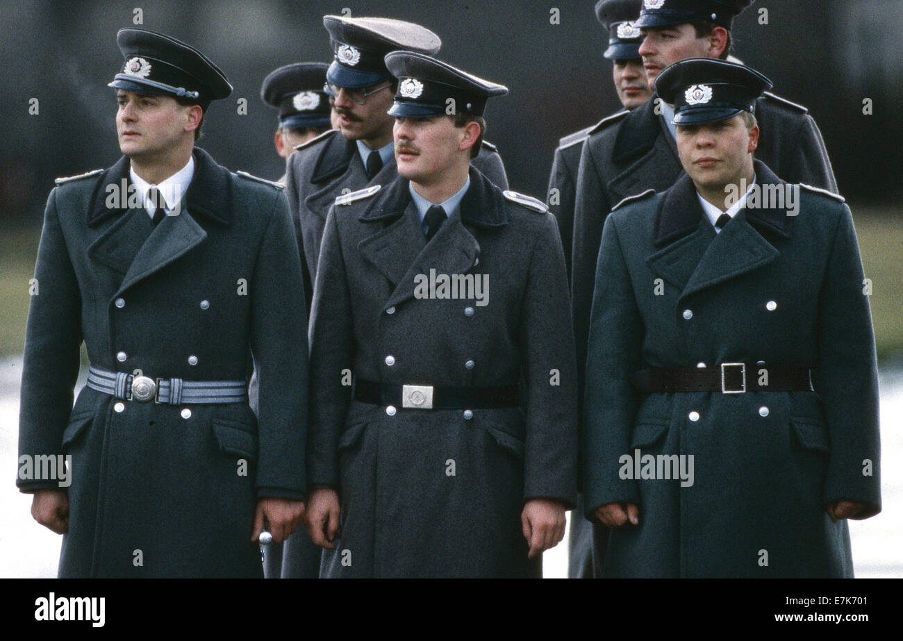 Bad Salzungen, Germania orientale. Il 22 settembre, 2009. Soldati provenienti da Oriente Esercito Tedesco (NVA) durante la cerimonia che segna il quarantesimo anniversario della Germania Est durante una celebrazione sulla loro base nel febbraio 9, 1990 a Bad Salzungen, Germania orientale. Dopo l'apertura dell'intra-confine tedesco, l'Oriente esercito tedesco è diventato frammentato con gli ufficiali di carriera e uomini arruolati lasciando per spostarsi all'occidente. ©1989 Scott A. Miller. © Scott A. Miller/ZUMA filo/ZUMAPRESS.com/Alamy Live News Foto Stock