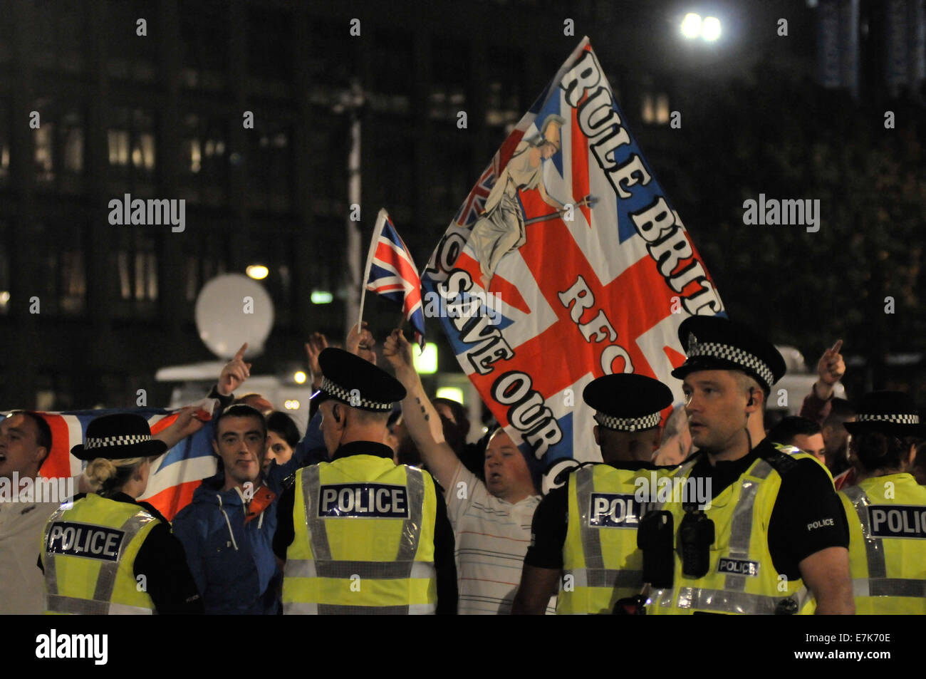 Glasgow, Scotland, Regno Unito. 19 settembre 2014. " Sì " e " No " sostenitori raccolse in Glasgows George Square. Entrambi i lati gridato abusi in ogni altro prima che la polizia ha disperso la folla. Un flag che dice "Regola Britania' volare al di sopra della polizia. Credito: Andrew Steven Graham/Alamy Live News Foto Stock