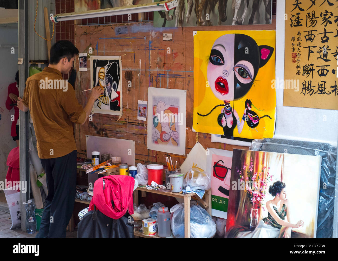 Dafen, Cina Dafen Art Village.pittori cinesi lavora nel retro strade .i vicoli sono pieni di lavori in corso. Foto Stock