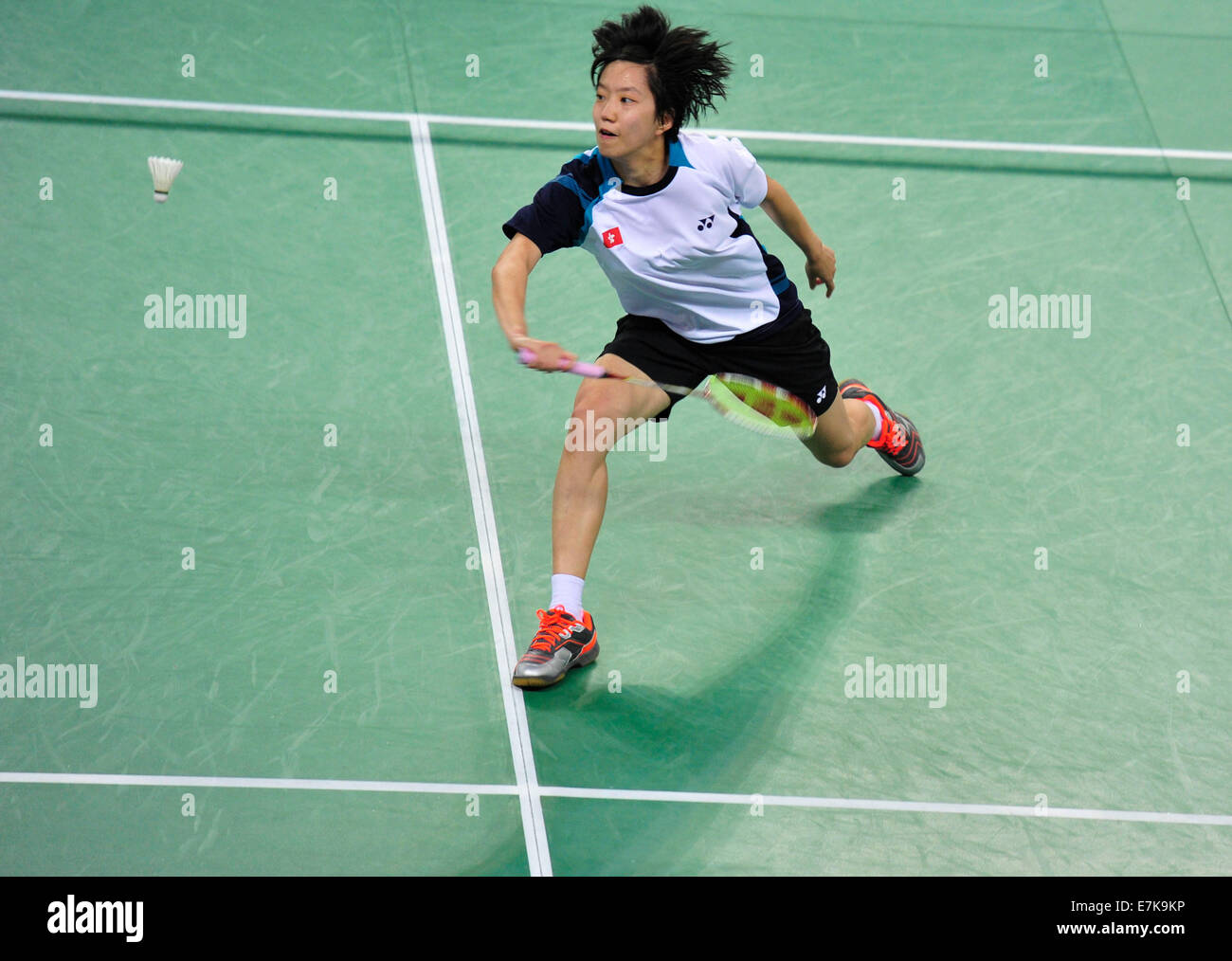 Incheon, Corea del Sud. Xx Settembre, 2014. Cheung Nhan Yi di cinese di Hong Kong restituisce la navetta al Taipei cinese di Pai Hsiao ma (non visibile in figura) durante le Donne Squadra Turno di 16 corrispondono 7 di badminton al XVII Giochi Asiatici in Incheon, Corea del Sud, Sett. 20, 2014. Cheung ha vinto il gioco 21-14, 17-21, 22-20. Credito: Voi Pingfan/Xinhua/Alamy Live News Foto Stock