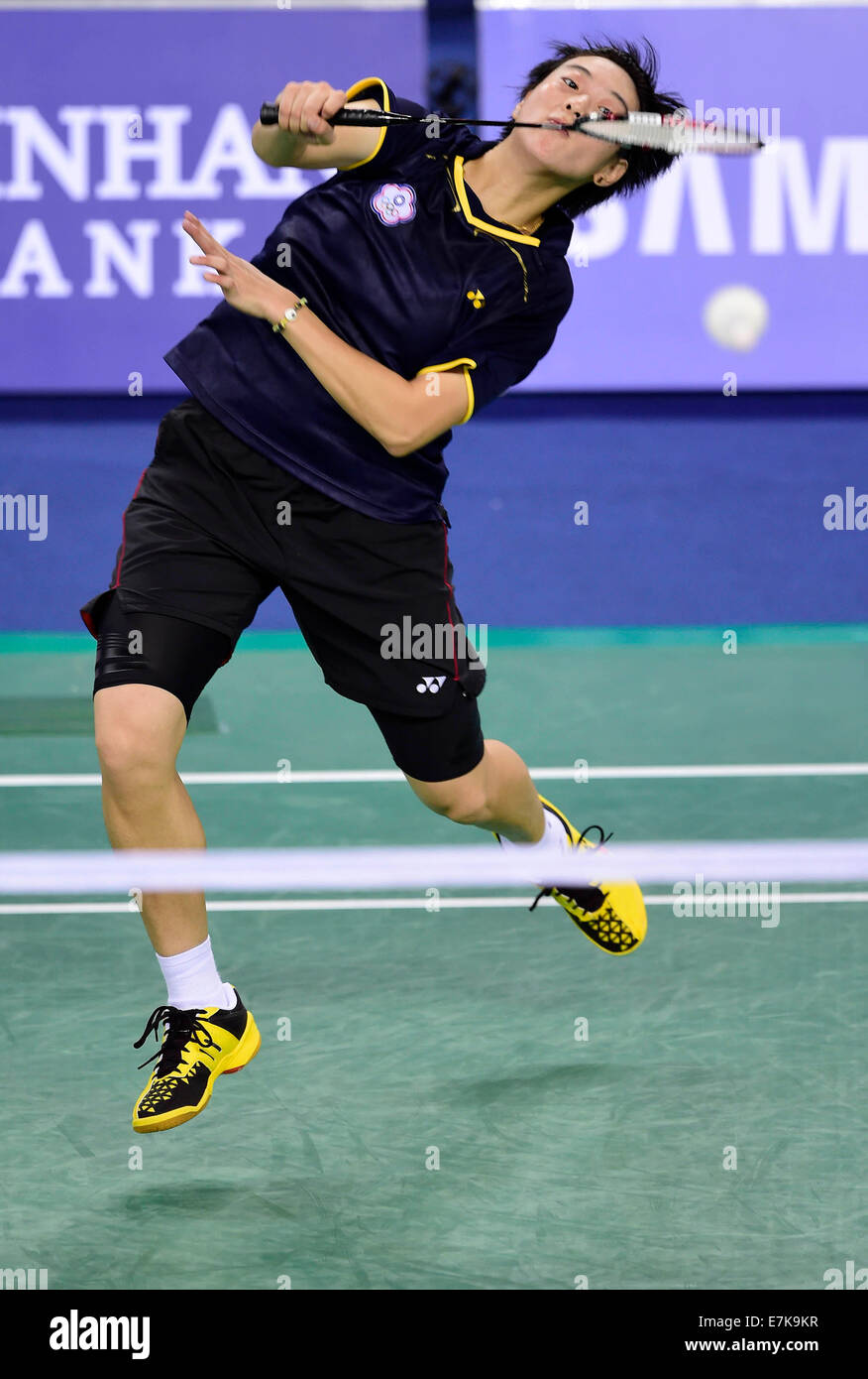 Incheon, Corea del Sud. Xx Settembre, 2014. Taipei cinese di Pai Hsiao ma restituisce la navetta per Cheung Nhan Yi (non visibile in figura) del cinese di Hong Kong durante le Donne Squadra Turno di 16 corrispondono 7 di badminton al XVII Giochi Asiatici in Incheon, Corea del Sud, Sett. 20, 2014. Cheung ha vinto il gioco 21-14, 17-21, 22-20. Credito: Voi Pingfan/Xinhua/Alamy Live News Foto Stock