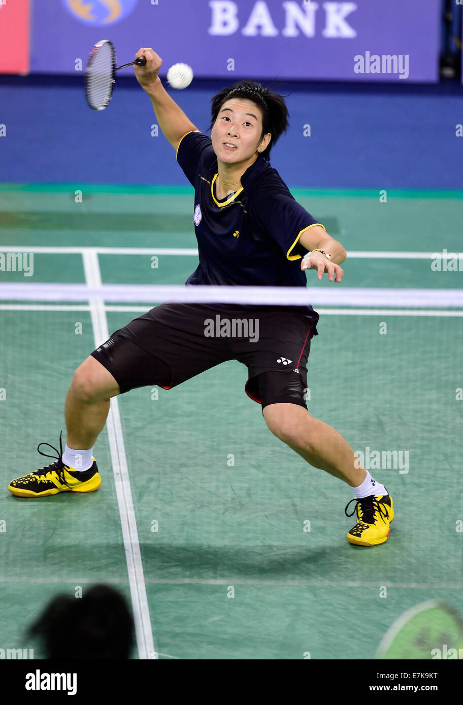 Incheon, Corea del Sud. Xx Settembre, 2014. Taipei cinese di Pai Hsiao ma restituisce la navetta per Cheung Nhan Yi (non visibile in figura) del cinese di Hong Kong durante le Donne Squadra Turno di 16 corrispondono 7 di badminton al XVII Giochi Asiatici in Incheon, Corea del Sud, Sett. 20, 2014. Cheung ha vinto il gioco 21-14, 17-21, 22-20. Credito: Voi Pingfan/Xinhua/Alamy Live News Foto Stock