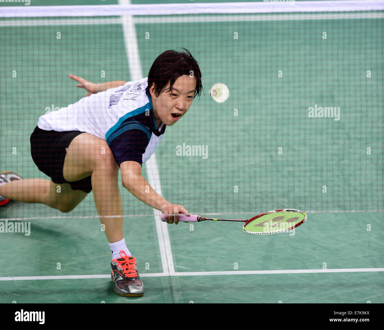 Incheon, Corea del Sud. Xx Settembre, 2014. Cheung Nhan Yi di cinese di Hong Kong restituisce la navetta al Taipei cinese di Pai Hsiao ma (non visibile in figura) durante le Donne Squadra Turno di 16 corrispondono 7 di badminton al XVII Giochi Asiatici in Incheon, Corea del Sud, Sett. 20, 2014. Cheung ha vinto il gioco 21-14, 17-21, 22-20. Credito: Voi Pingfan/Xinhua/Alamy Live News Foto Stock