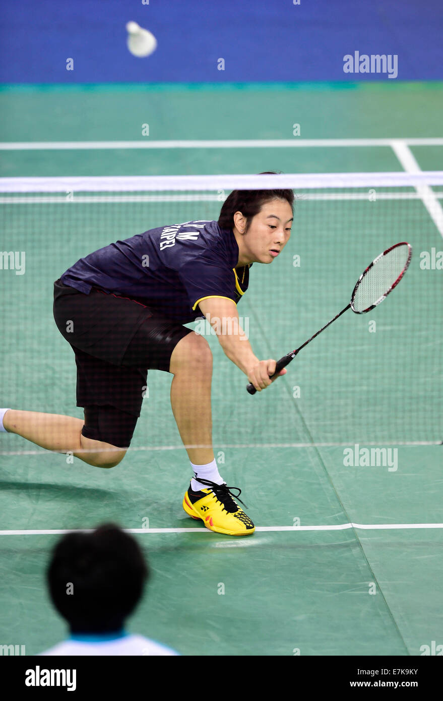 Incheon, Corea del Sud. Xx Settembre, 2014. Taipei cinese di Pai Hsiao ma (up) restituisce la navetta per Cheung Nhan Yi di cinese di Hong Kong durante le Donne Squadra Turno di 16 corrispondono 7 di badminton al XVII Giochi Asiatici in Incheon, Corea del Sud, Sett. 20, 2014. Cheung ha vinto il gioco 21-14, 17-21, 22-20. Credito: Voi Pingfan/Xinhua/Alamy Live News Foto Stock