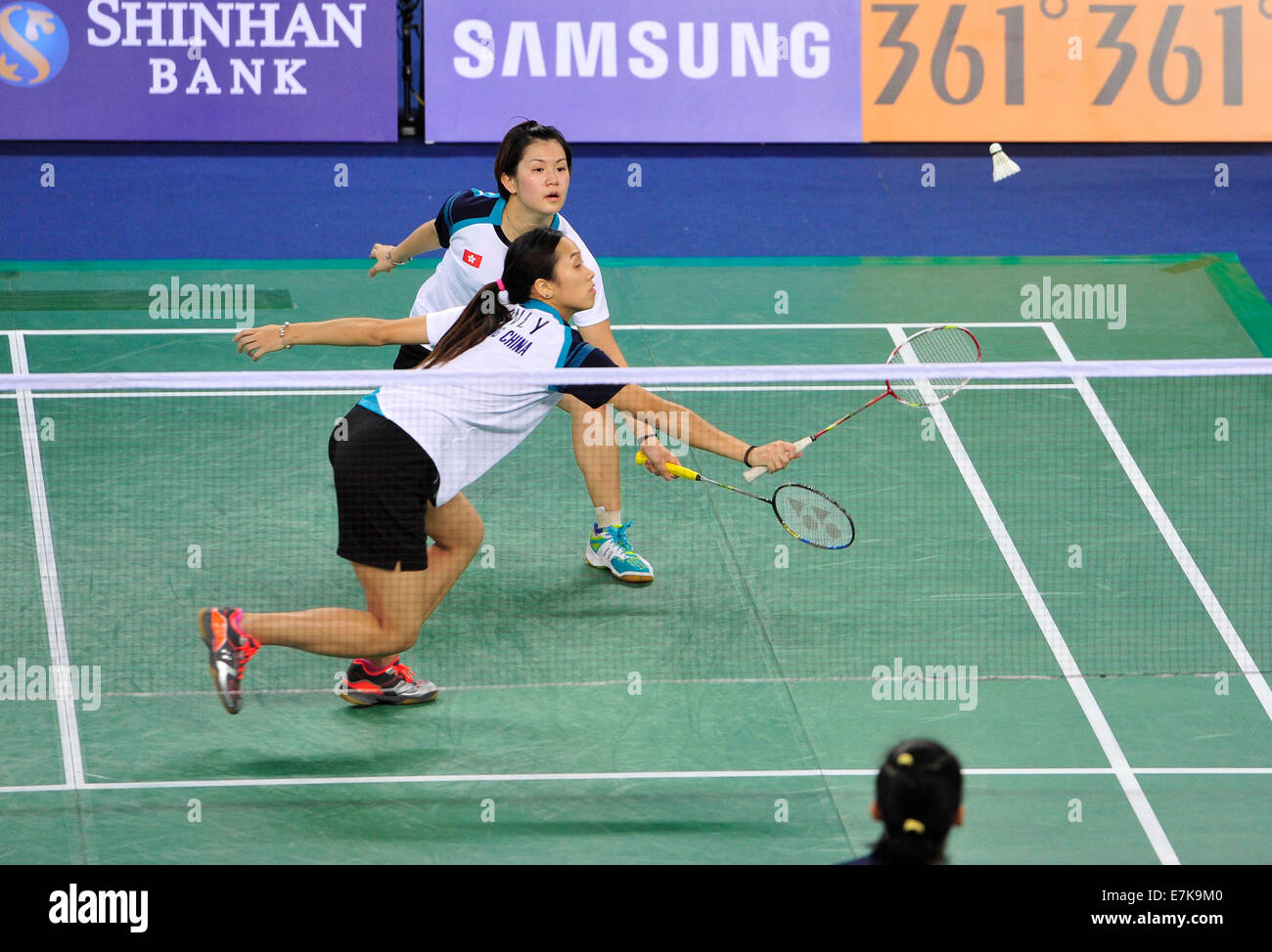 Incheon, Corea del Sud. Xx Settembre, 2014. POON Lok Yan (anteriore) e CHAU Hoi Wah (posteriore) del cinese di Hong Kong tornare la navetta al Taipei cinese di HSIEH Pei Chen e CHENG Wen Hsing (non visibile in figura) durante le Donne Squadra Turno di 16 corrispondono 7 di badminton al XVII Giochi Asiatici in Incheon, Corea del Sud, Sett. 20, 2014. Taipei Cinese ha vinto il gioco 21-17, 21-14. Credito: Voi Pingfan/Xinhua/Alamy Live News Foto Stock