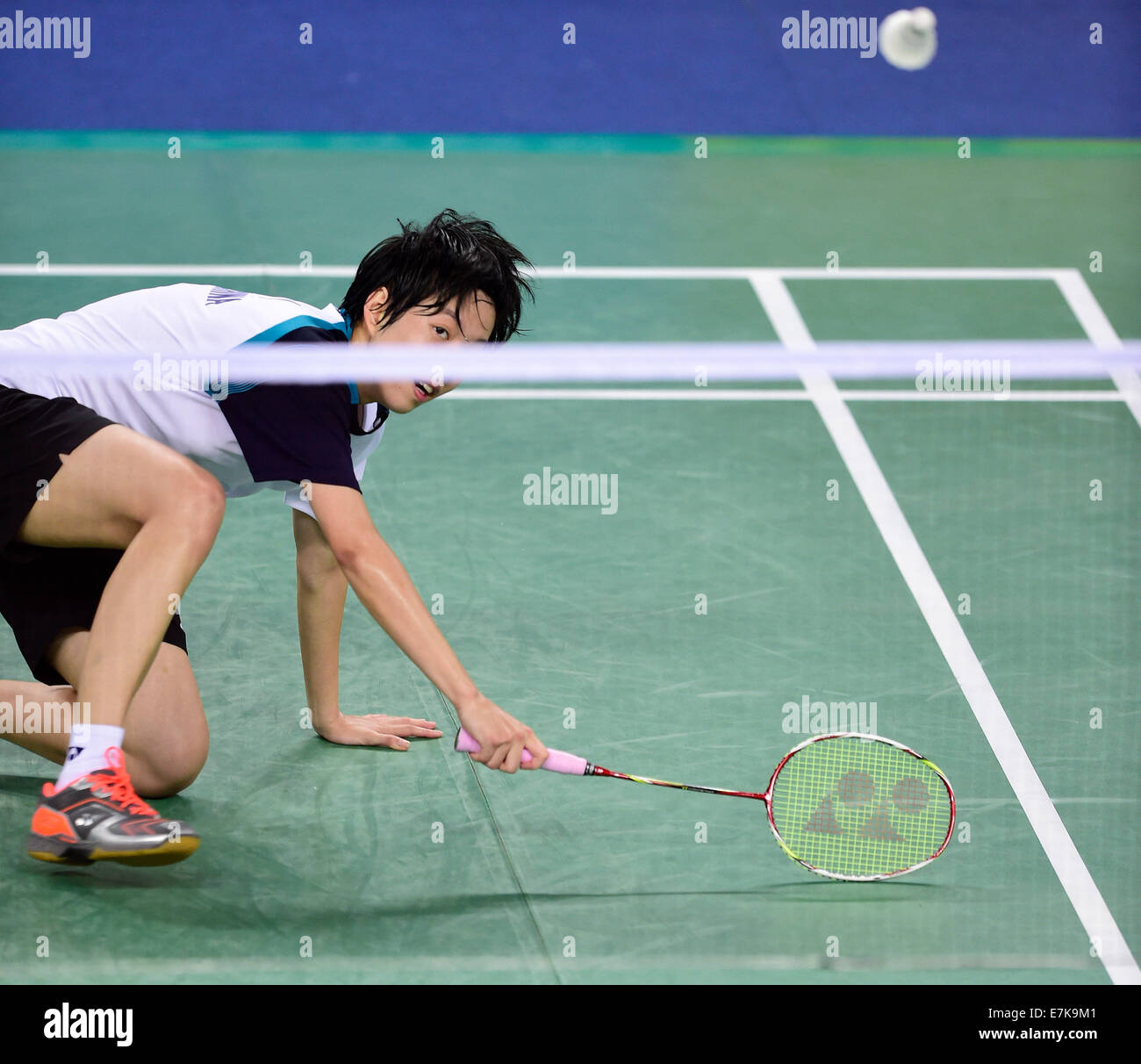 Incheon, Corea del Sud. Xx Settembre, 2014. Cheung Nhan Yi di cinese di Hong Kong restituisce la navetta al Taipei cinese di Pai Hsiao ma (non visibile in figura) durante le Donne Squadra Turno di 16 corrispondono 7 di badminton al XVII Giochi Asiatici in Incheon, Corea del Sud, Sett. 20, 2014. Cheung ha vinto il gioco 21-14, 17-21, 22-20. Credito: Voi Pingfan/Xinhua/Alamy Live News Foto Stock