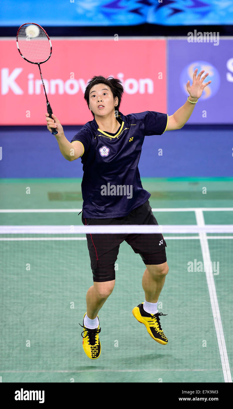 Incheon, Corea del Sud. Xx Settembre, 2014. Taipei cinese di Pai Hsiao ma restituisce la navetta per Cheung Nhan Yi (non visibile in figura) del cinese di Hong Kong durante le Donne Squadra Turno di 16 corrispondono 7 di badminton al XVII Giochi Asiatici in Incheon, Corea del Sud, Sett. 20, 2014. Cheung ha vinto il gioco 21-14, 17-21, 22-20. Credito: Voi Pingfan/Xinhua/Alamy Live News Foto Stock