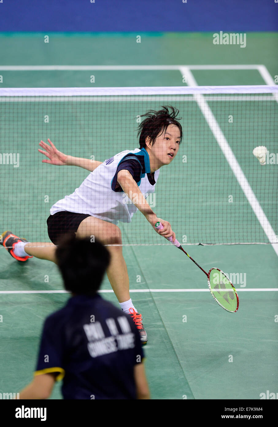 Incheon, Corea del Sud. Xx Settembre, 2014. Cheung Nhan Yi di cinese di Hong Kong (superiore) restituisce la navetta al Taipei cinese di Pai Hsiao ma durante le Donne Squadra Turno di 16 corrispondono 7 di badminton al XVII Giochi Asiatici in Incheon, Corea del Sud, Sett. 20, 2014. Cheung ha vinto il gioco 21-14, 17-21, 22-20. Credito: Voi Pingfan/Xinhua/Alamy Live News Foto Stock