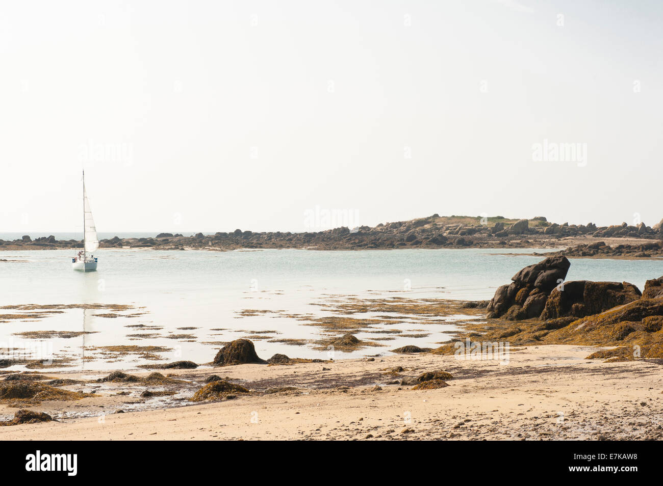 In barca a vela nella Baia sotto il Fort de Matignon a bassa marea a Grand-Île, Isole Chausey, Bassa Normandia, Francia Foto Stock