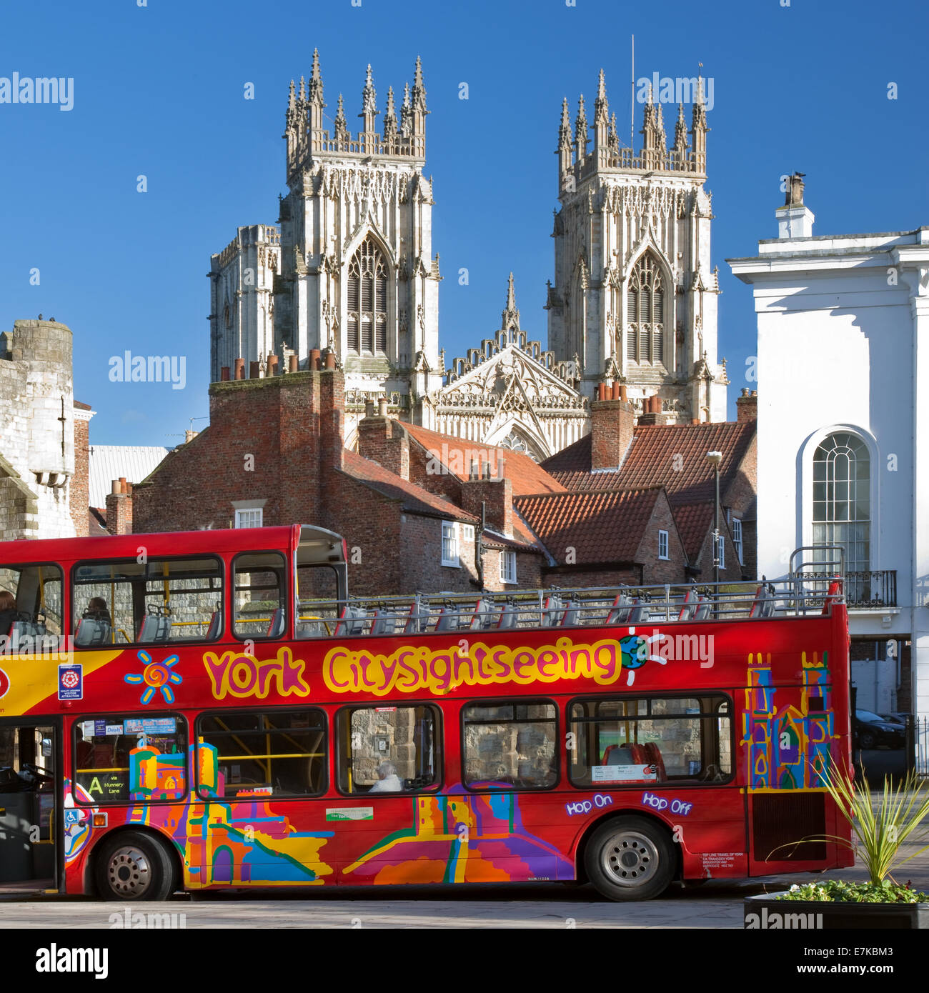 Un aperto e rabboccato bus rosso a due piani è parcheggiato a St Leonards Square York con York Minster e Bootham Bar dietro, North Yorks Foto Stock