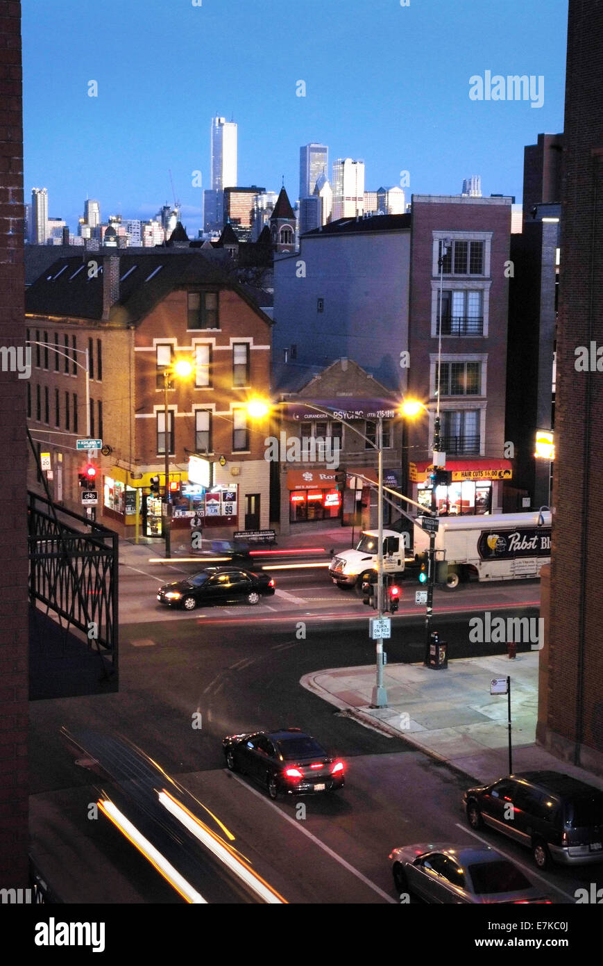 Chicago Street da un balcone di notte guardando auto e camion passare Foto Stock