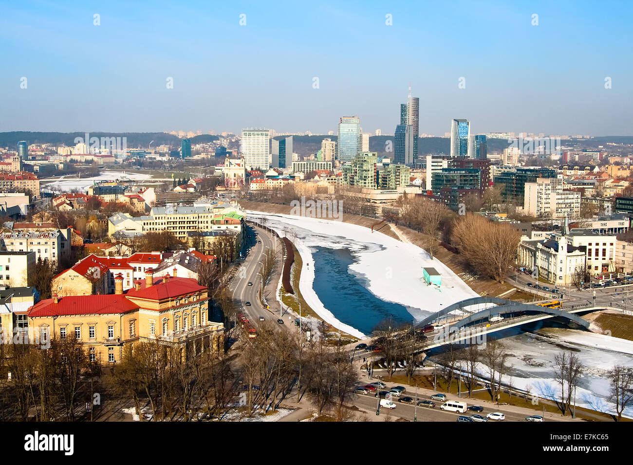 Vista di Vilnius e il ponte sul fiume Neris Foto Stock