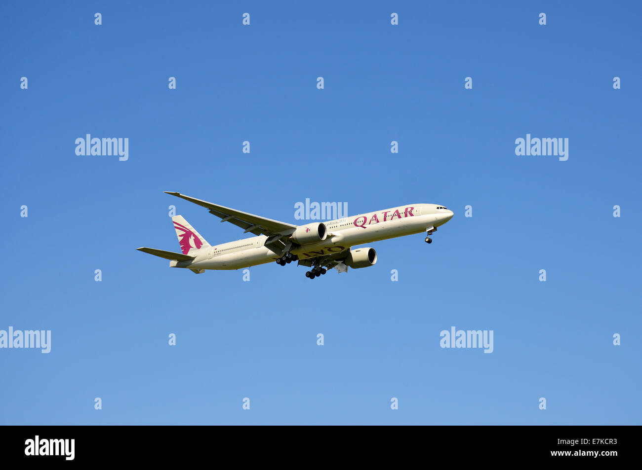 Qatar Airways Boeing 777, atterrando all'aeroporto di Heathrow, Hounslow, Greater London, England, Regno Unito Foto Stock