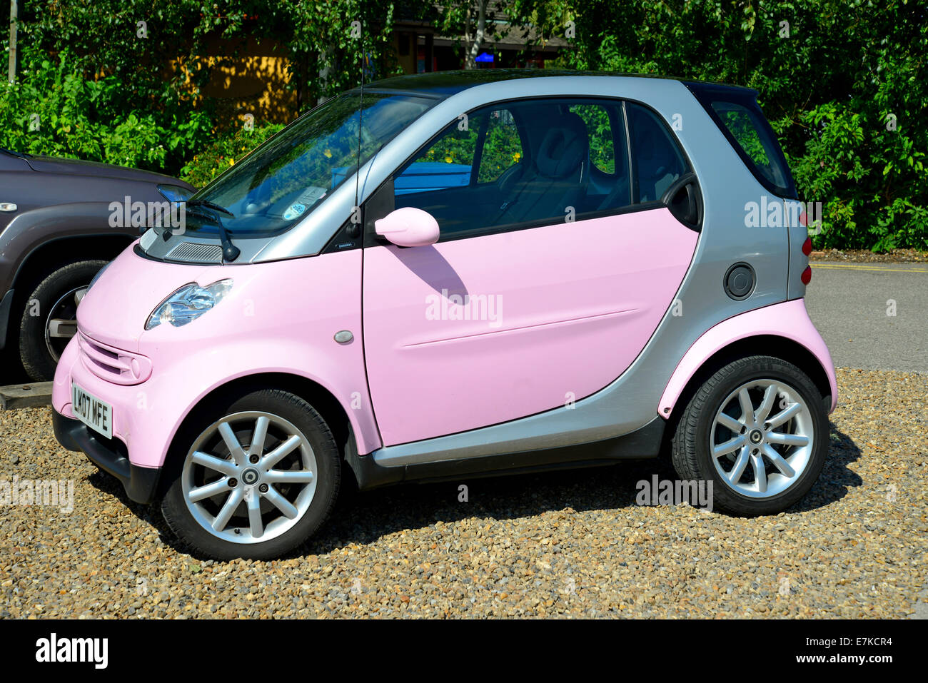 Auto Smart Pink (Daimler AG) nel parcheggio, Thorpe Park Theme Park, Chertsey, Surrey, Inghilterra, Regno Unito Foto Stock