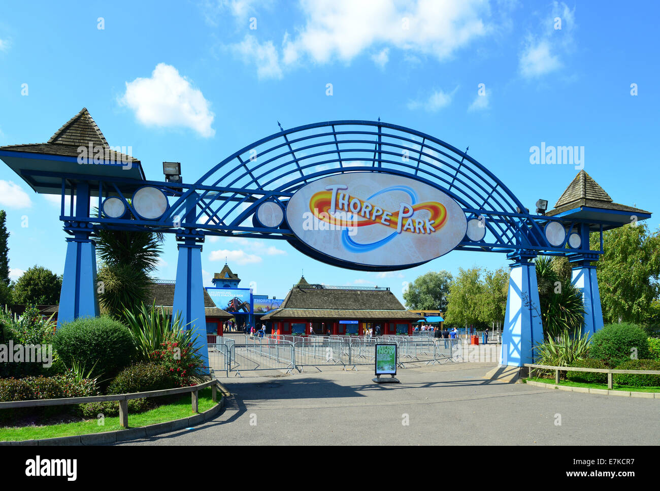 Segno di ingresso per il Parco Thorpe Theme Park, Chertsey, Surrey, England, Regno Unito Foto Stock
