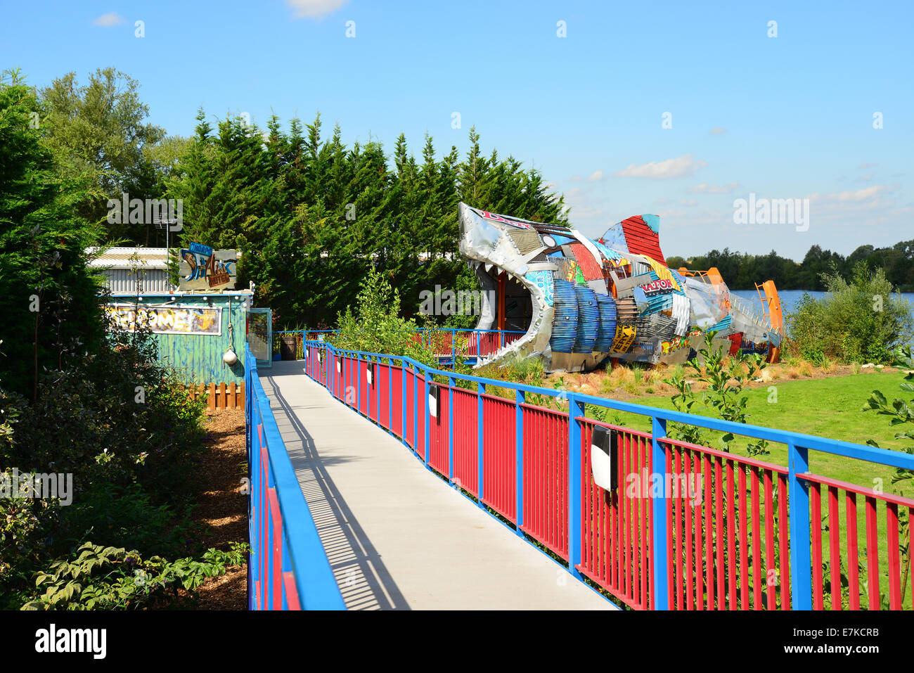 Ingresso passerella per lo squalo Hotel, Thorpe Park Theme Park, Chertsey, Surrey, England, Regno Unito Foto Stock