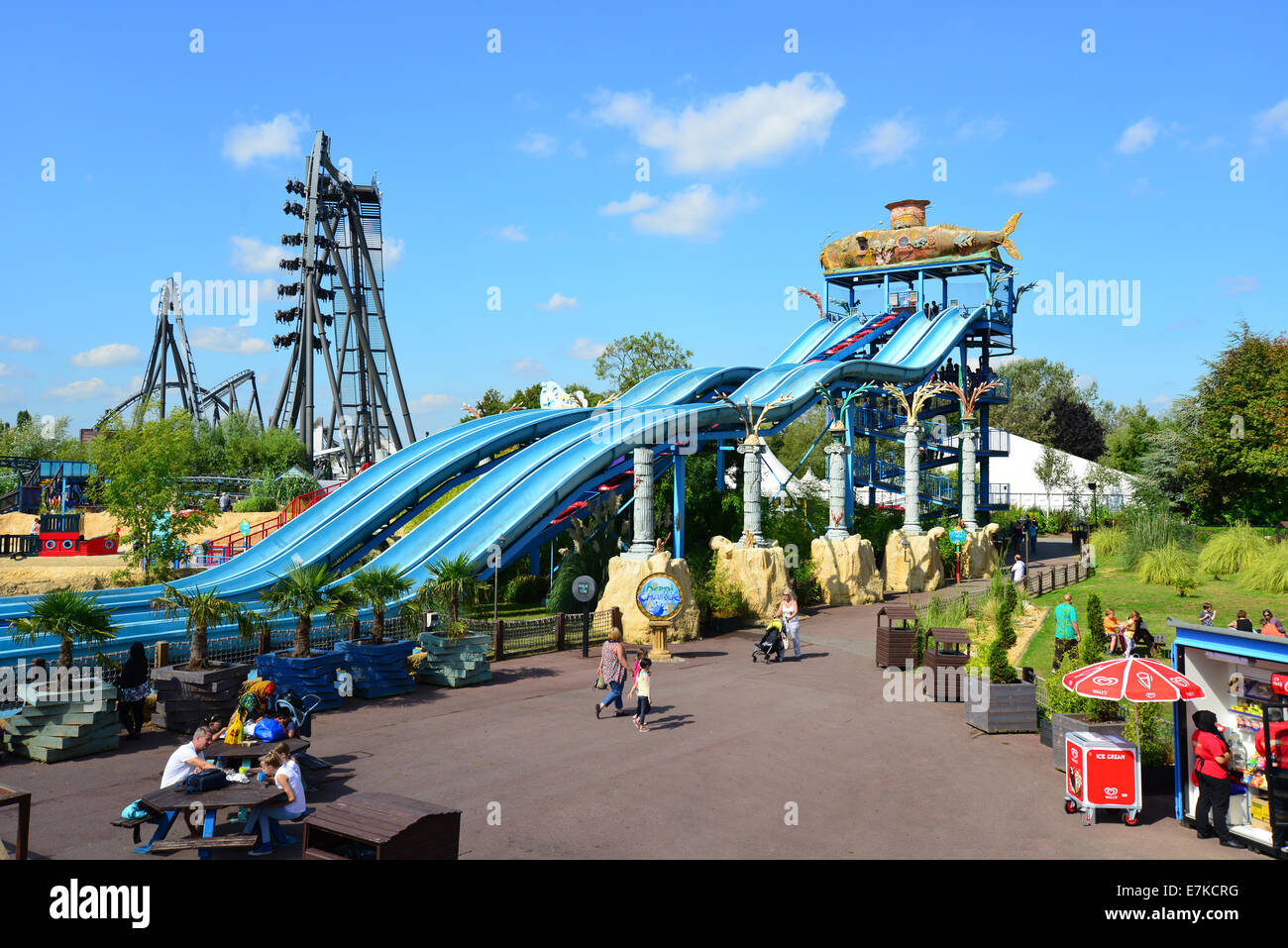 Vista sul parco che mostra la profondità di acqua di carica ride, Thorpe Park Theme Park, Chertsey, Surrey, England, Regno Unito Foto Stock